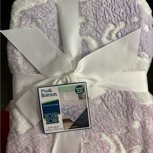 Your Zone Glow-in-the-Dark Plush Blanket - Lavender and White